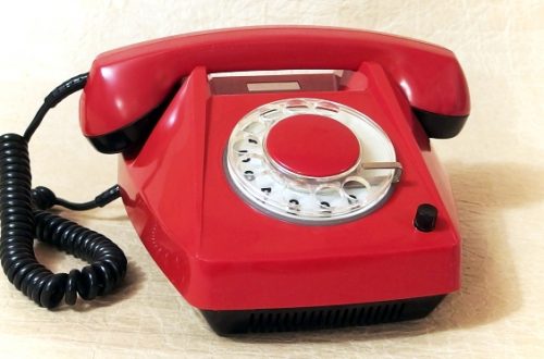 cerveny telefon retro