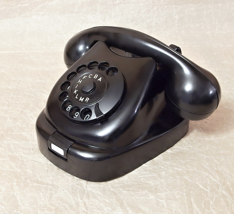 retro bakelitovy telefon 8 staré TELEFONY - sbírka