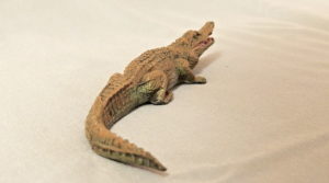 starozitna hracka krokodyl figurka