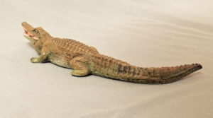 starozitna hracka krokodyl figurka