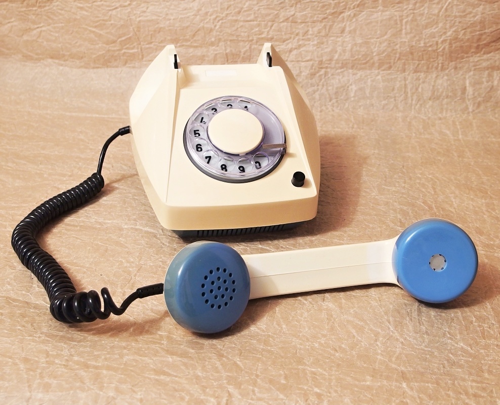 stary telefonni pristroj Tesla Bs s tlacitkem staré TELEFONY - sbírka